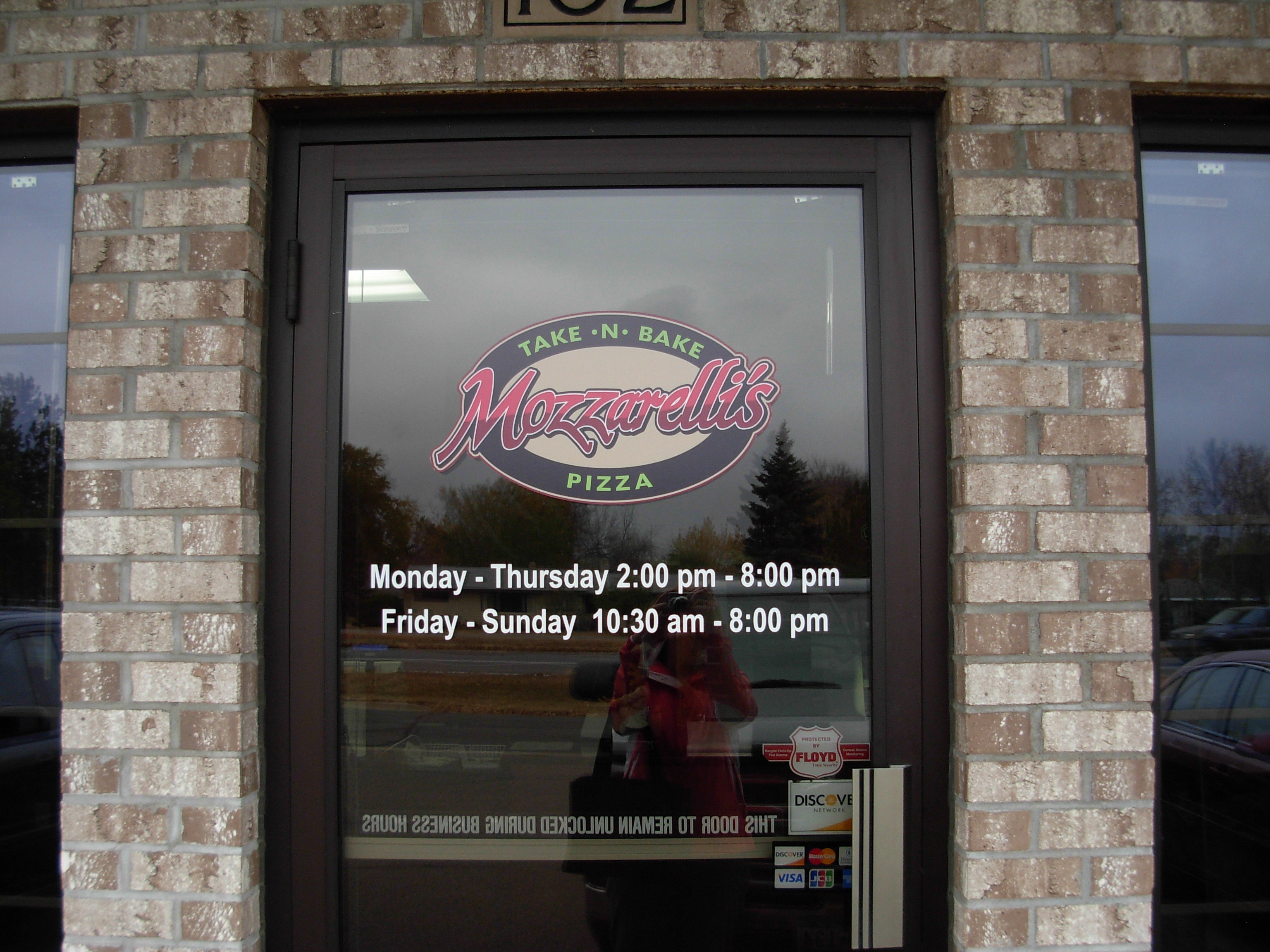 Mozzarelli’s Take-N-Bake Pizza opens