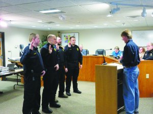 photo by Logan Gruber Mayor Schultz swore the new reserve officers into service during the Feb. 2 city council meeting. 