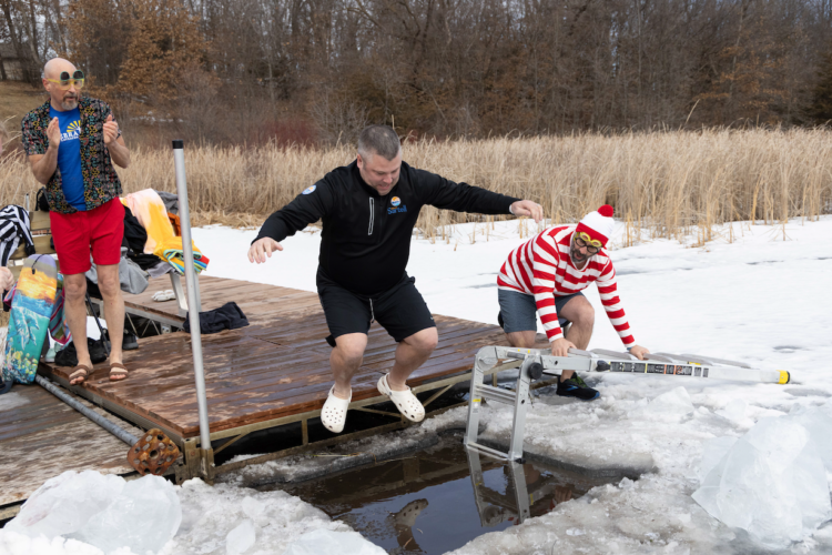 Sartell leaders take polar bear plunge for good cause